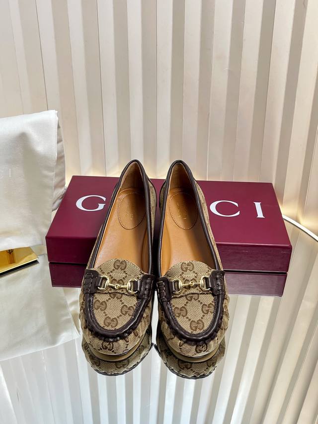 Gucci马衔扣平底芭蕾舞鞋这款设计以优质迷你G G绒面材质匠心打造，巧妙融合品牌经典传承与现代精致魅力。经典马衔扣细节匠心呈现，为时尚百搭的廊形增添典雅格调。