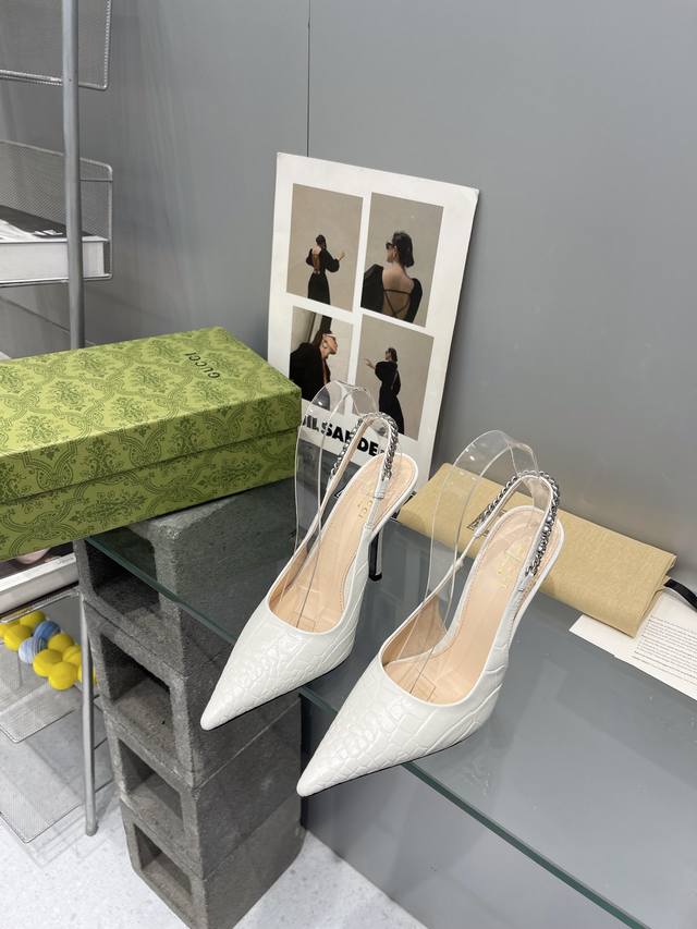 出厂： 顶级版本 Gucci古驰女士G女士尖头银质感小字母Logo跟鞋火爆全网100周年秀场大爆款无原版不开发购买原版一比一完美复刻 面料：进口牛漆皮 石头纹牛
