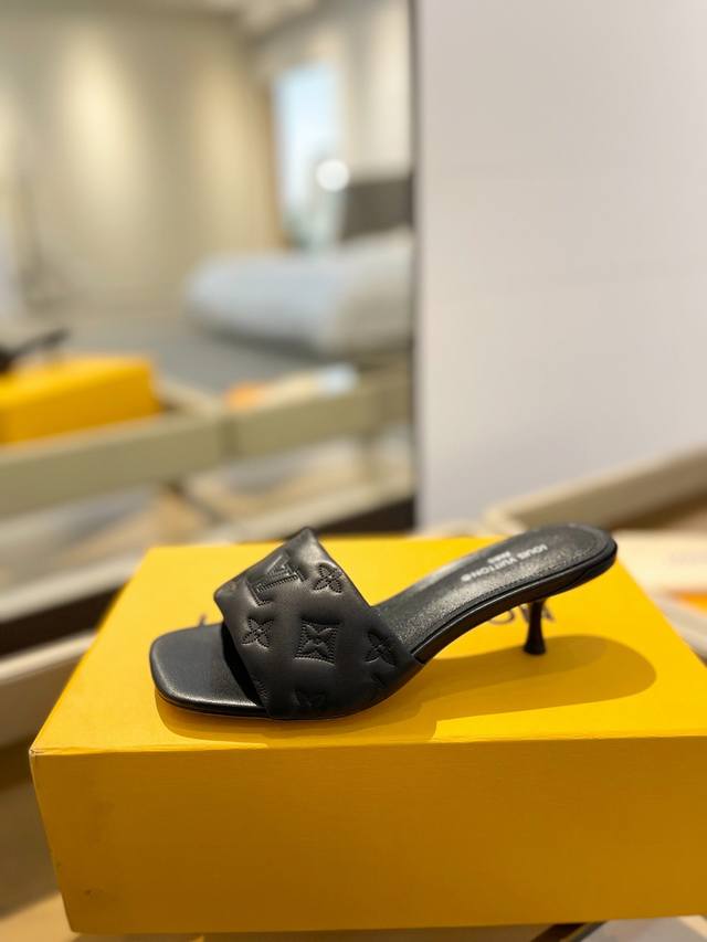 价格P： 代购级 、Louis Vuitton 款官网系列！完美楦型、Lv最新压花电绣纹工艺、更显优雅气质、上脚舒适好看、女人味十足、时尚百搭、新原版倒模楦型，