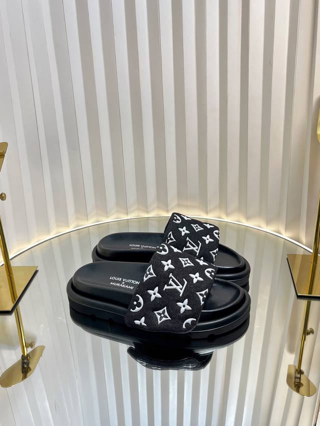 Lv 2025爆款 浮雕Logo 压花 凉拖鞋 Pool Pillow Comfort 平底凉拖取材科技织物 以高频压印技术重绎 Monogram 图案 柔软加