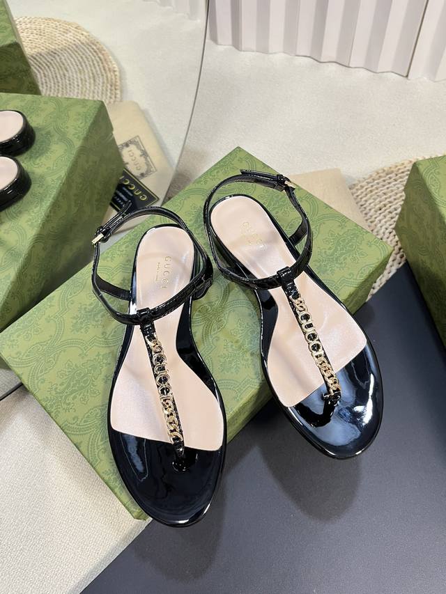 顶级版本Gucci 24S春夏新品Gucci专属金色链条字母扣后带夹脚凉拖鞋，展示高雅气质，奢华极品 简单百搭的爆款元素，马衔扣粗跟经典元素，女人龙年必备款，上