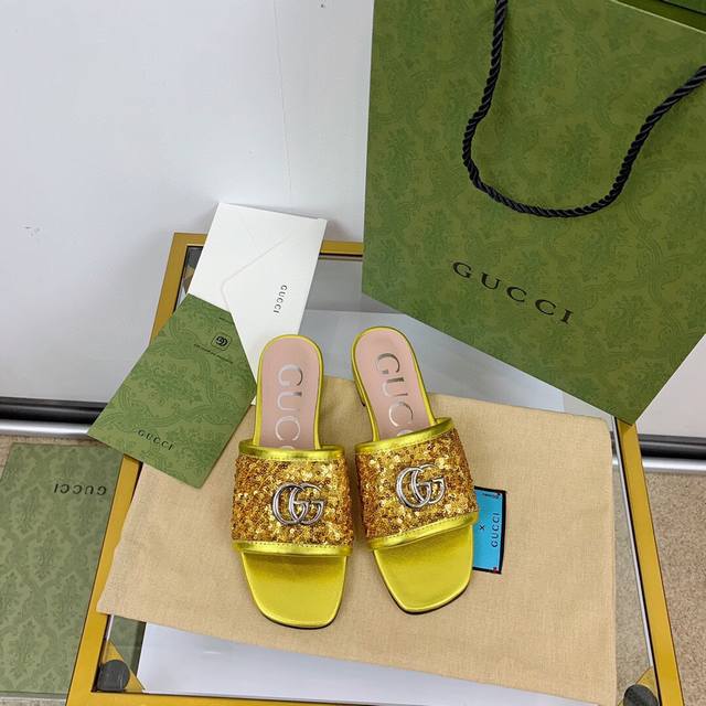 出厂价P 代购级Gucci 经典拖鞋 彩色系列 超适合夏天 经典Gg扣 全部都是开模五金 非常有厚度，并且有光泽度 鞋面小牛皮，不会很硬，上脚很舒服，软软的。垫