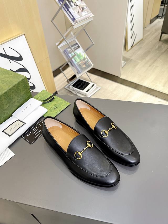 出厂价Pp皮底 Gucci 古奇 鞋面材质 光面单鞋， ，内里垫脚全羊皮，系列拖鞋已成为Gucci系列的主打单品，别出心裁而充满摩登气息，配饰是对马衔扣乐福鞋的