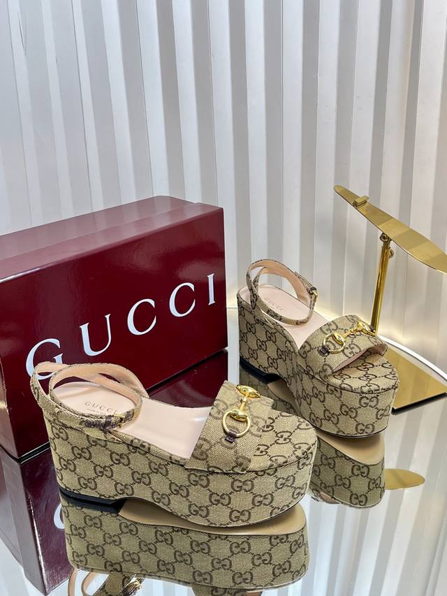 Gucci 高品质凉鞋 糖果色Gg精品专柜原版开模精心制作，匠心铸造经典专柜新品防水台马衔扣 坡跟厚底台 ！一字带凉鞋， 原版1：1复制 5D激光切割进口帆布双
