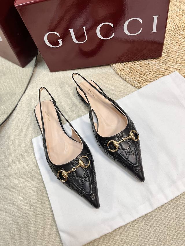 Gucci 24Ss春夏新款 G家尖头马衔扣V型系列，经典再现，简约设计高雅品质，鞋面以压花羊皮双G皮材料匠心打造，鞋面缀饰亮眼的经典马衔扣，后带着釆用松紧带设