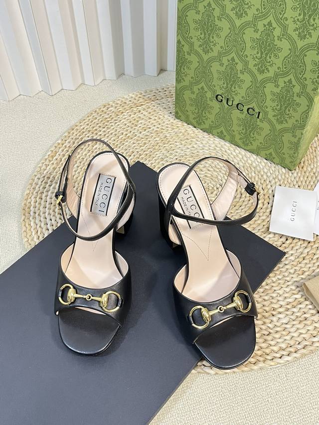 出厂： 顶级版本 Gucci古驰女士互扣式双G女士马衔扣凉鞋火爆全网100周年秀场大爆款经典之作无原版不开发购买原版一比一完美复刻 面料：原版牛皮 格丽特 内里