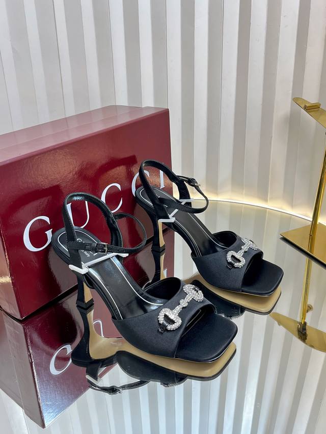 Gucci 高品质凉鞋 糖果色Gg精品水晶镶嵌钻石马衔扣真丝凉鞋顶级代购品质！原版1:1复刻，毎个细节皆经过精心打磨细腻制作.可与Zg对比如一，无二品质！ 别出