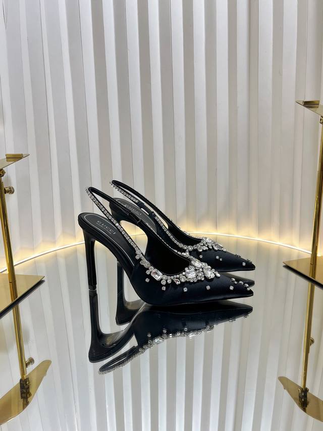 2670开春 新款首发 美得挪不开眼 2025专柜同步春夏新款Gucci 25S春夏新品水钻糖果色 后带凉鞋高跟 G家在体现高级感这块 总让人大写的服气 看起来