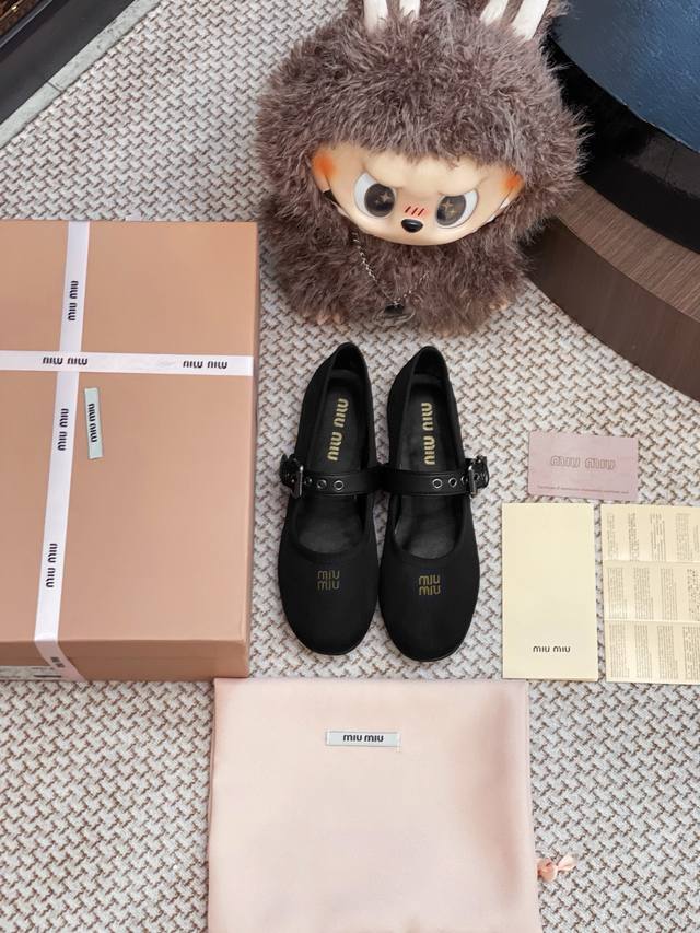 Miumiu 网面小单鞋整双鞋子采购Zp开发打造，全部定制材料，独家开模大底，细节全部对版出货，连包装也做到跟正品一样。码数:35-40