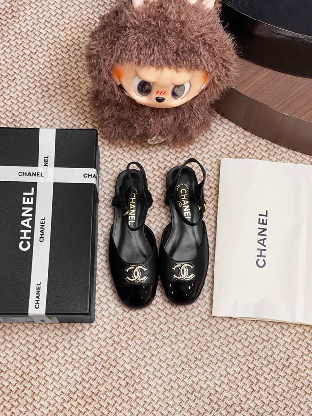 Chanel 新款凉鞋整双鞋子采购Zp开发打造，全部定制材料，独家开模大底，细节全部对版出货，连包装也做到跟正品一样。码数:35-40 40订做不退换