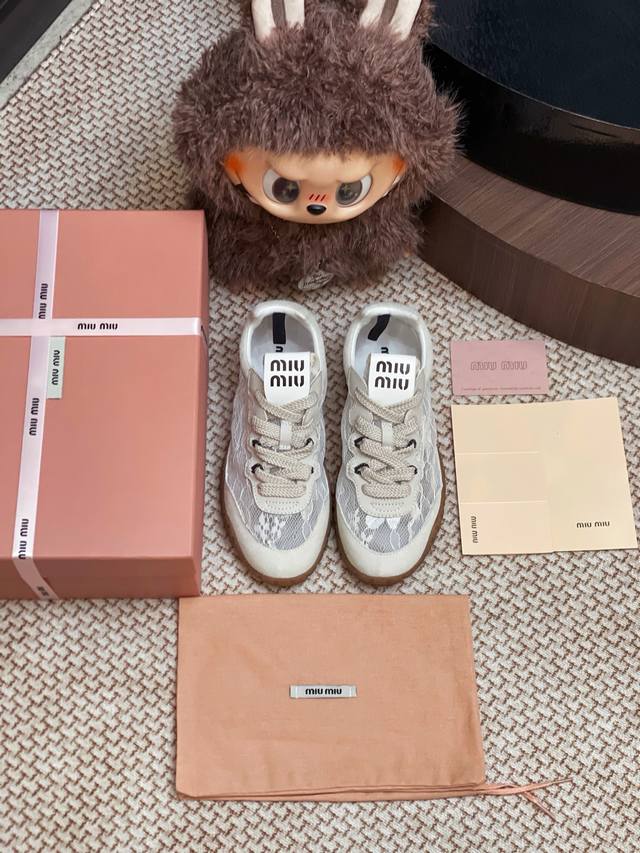 Miumiu 蕾丝德训鞋整双鞋子采购Zp开发打造，全部定制材料，独家开模大底，细节全部对版出货，连包装也做到跟正品一样。码数:35-40 40订做不退换