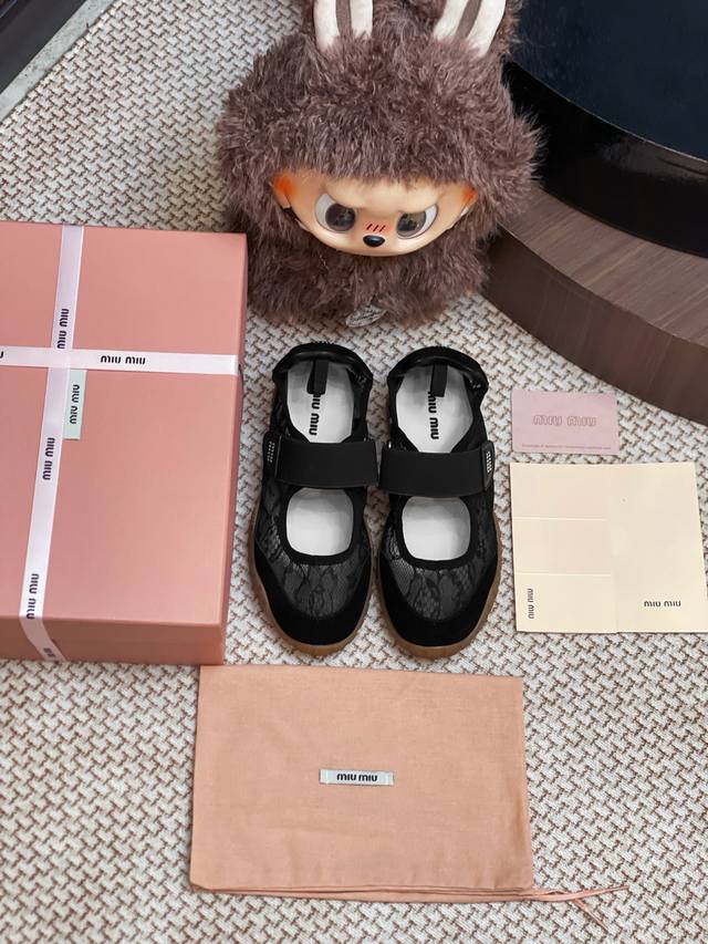 Miumiu 蕾丝德训凉鞋整双鞋子采购Zp开发打造，全部定制材料，独家开模大底，细节全部对版出货，连包装也做到跟正品一样。码数:35-40 40订做不退换
