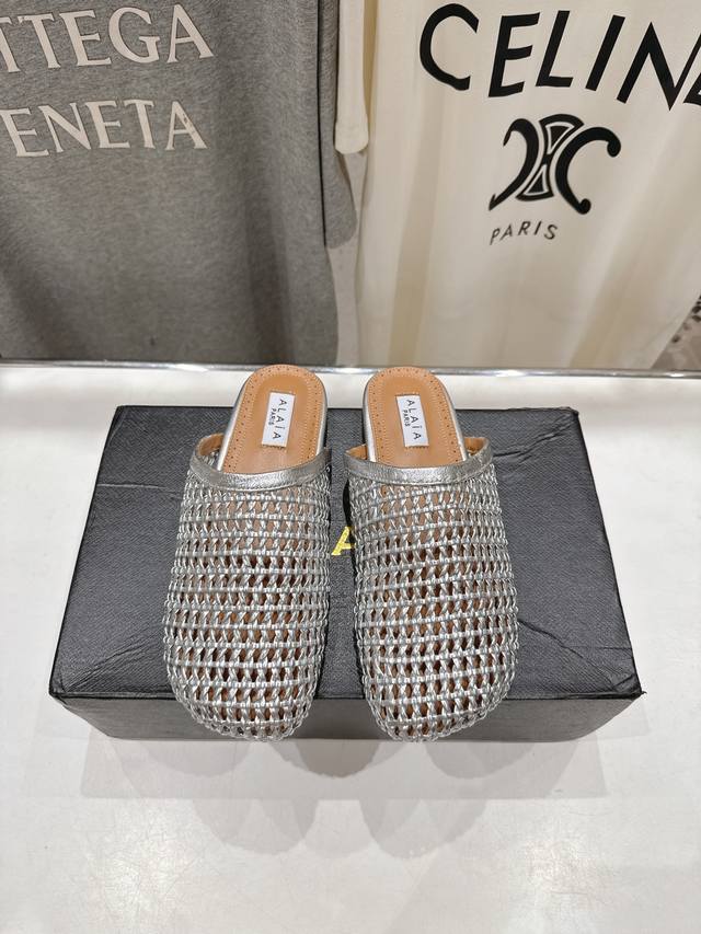 高版本出厂 独家新品 Alaia 阿莱亚25Ss 走秀款平底半拖网面芭蕾舞鞋 最近超火的一款平底鞋 章小蕙同款 甜酷芭蕾风 人气超高的一款芭蕾舞鞋，浪漫又迷人