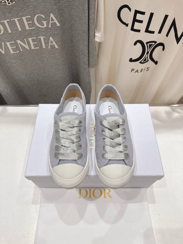 高版本出厂 Dior 迪奥D家2025Ss新款系带真丝帆布鞋休闲鞋 原版购入开发 做货 这款真丝面休闲鞋是一款时尚单品，上脚特别舒适、亮眼。侧面的原版五金Log