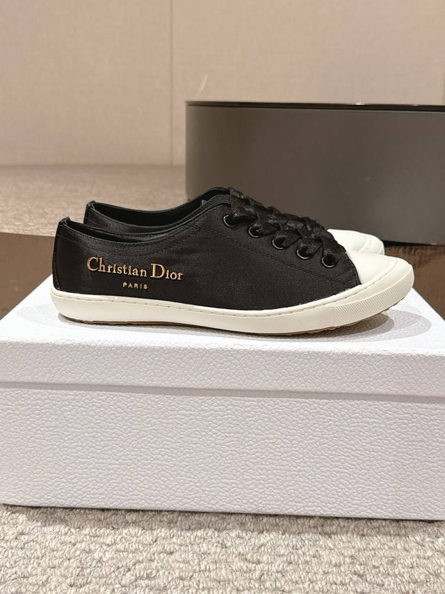 出 迪奥 Dior Lucky缎面休闲运动鞋Dior 设计师真的太懂女生夏天的需求了 这次的新品Lucky薄底鞋就像她的名字一样可爱薄底+浅口设计让整双鞋非常轻