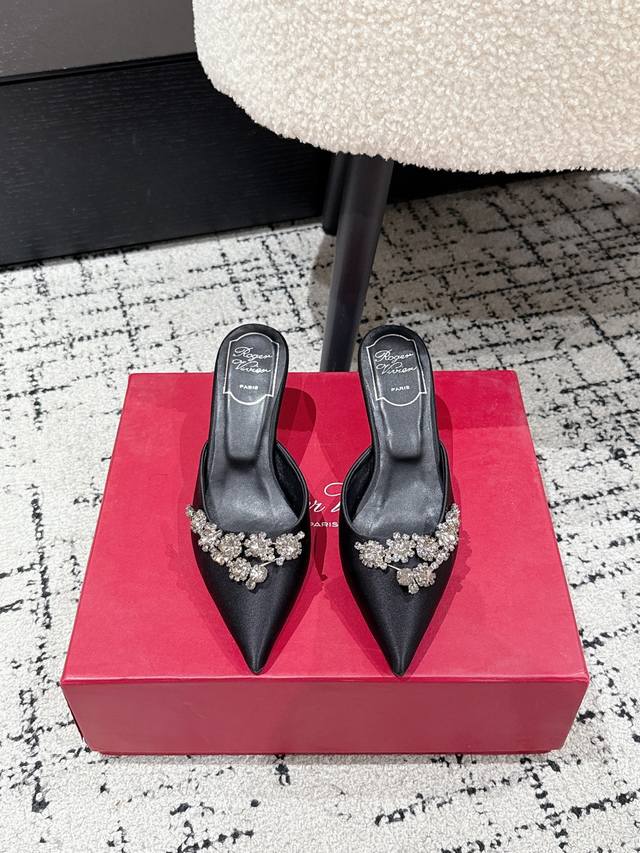Roger Vivier 25 Ss Rv 新款绸缎水钻半拖 缎面配上如流星一般排列的钻石，让您足尖更加闪耀花型设计偏优雅，就像是将银河繁星穿在脚上 鞋面：真丝