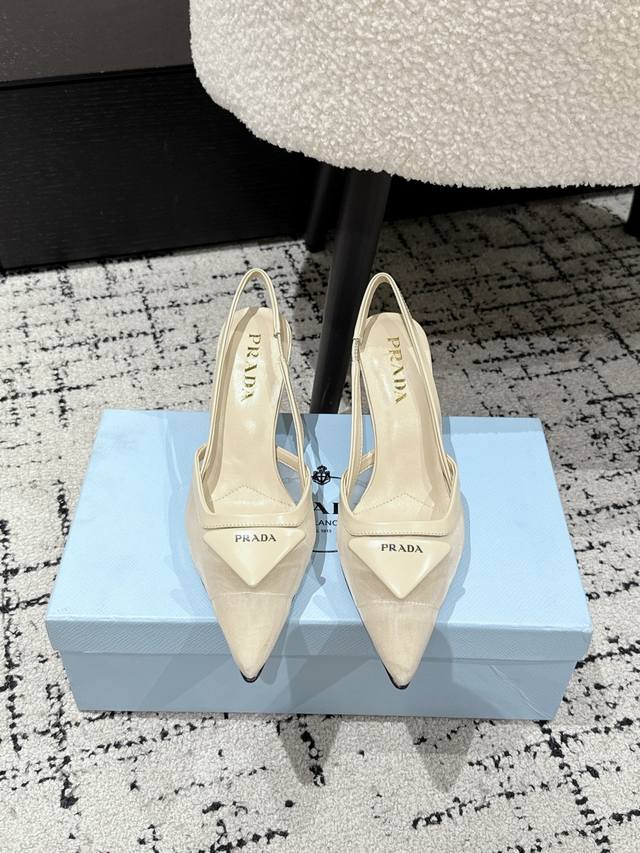 Prada 25 普拉达 春夏新款网眼织物后饰带尖头高跟鞋 这款高跟鞋采用全新材质，网眼鞋面透气又若隐若现的呈现，与细节重塑经典设计，散发当代魅力。呈现锥形线条