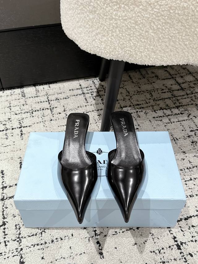 Prada 25 走秀款缎面尖头三角跟高跟鞋 法式复古的优雅知性风格 穿上会被惊艳到走不动道！！ 魅力和线条拉满 绿色和橙色明亮又充满活力 真丝丝绸的质感每个女