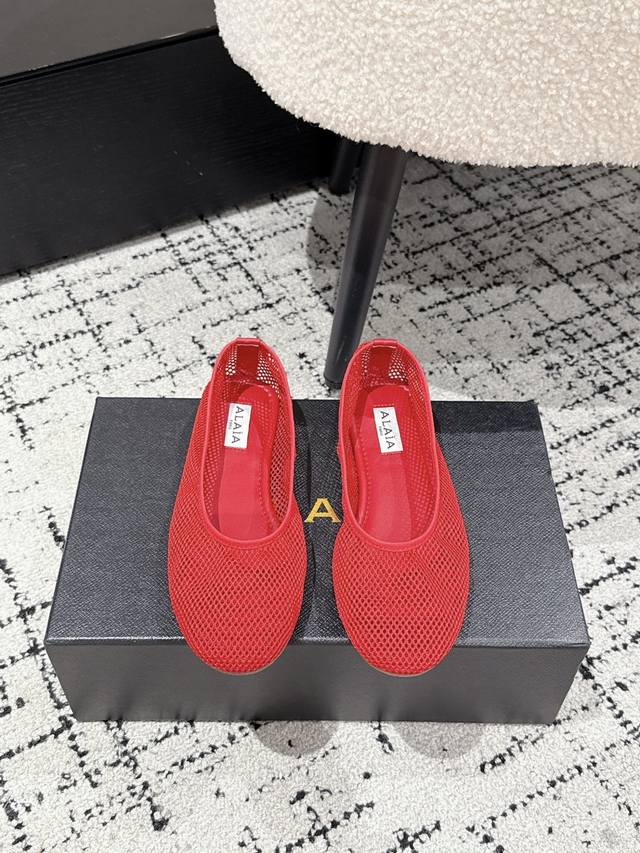 Alaia 阿莱呀 25 春夏季新款 明星同款 夹趾 渔网鞋 芭蕾舞鞋 轻盈透气 夏日松弛美学透气网面日月光倾泻 交织出若隐若现的透感美学 网面设计 呼吸感拉满