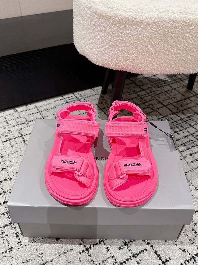 Balenciaga巴黎世家 25 新款Tourist系列 魔术贴凉鞋 原版购入开模量产 爆款上脚超级舒适 搭配袜子更好看 鞋面由尼龙网格面料搭配莱卡面料制作