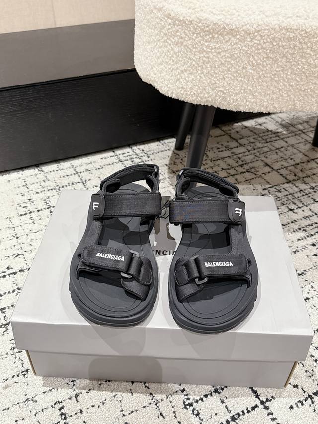 Balenciaga巴黎世家 25 新款Tourist系列 情侣 魔术贴凉鞋 原版购入开模量产 爆款上脚超级舒适 搭配袜子更好看 鞋面由尼龙网格面料搭配莱卡面料