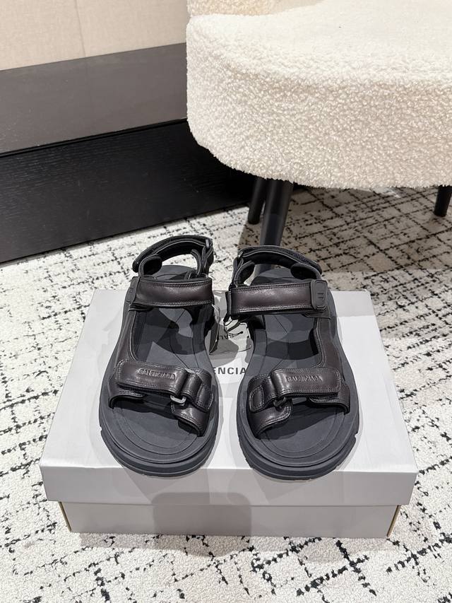 皮面 Balenciaga巴黎世家 25 新款Tourist系列 情侣 魔术贴凉鞋 原版购入开模量产 爆款上脚超级舒适 搭配袜子更好看 鞋面由尼龙网格面料搭配莱