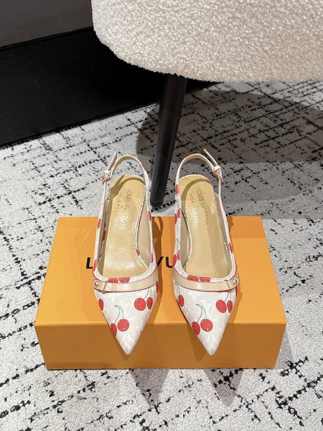 村上隆 Takashi Murakami X Louis Vuitton Lily 樱桃跟系列 尖头凉鞋 很难不怀疑是不是借鉴了唐朝的唐三彩作为基础，创新成Lv