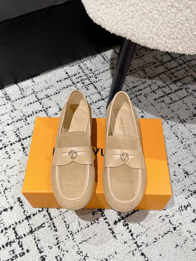 顶级版本 Louis Vuitton 路易威登 25 春夏玛丽珍鞋 漆皮面T字带搭配圆圈Lv金属字母点缀， 洋娃娃即视感～乖巧可爱甜酷皆可 简约精致，上脚超好看