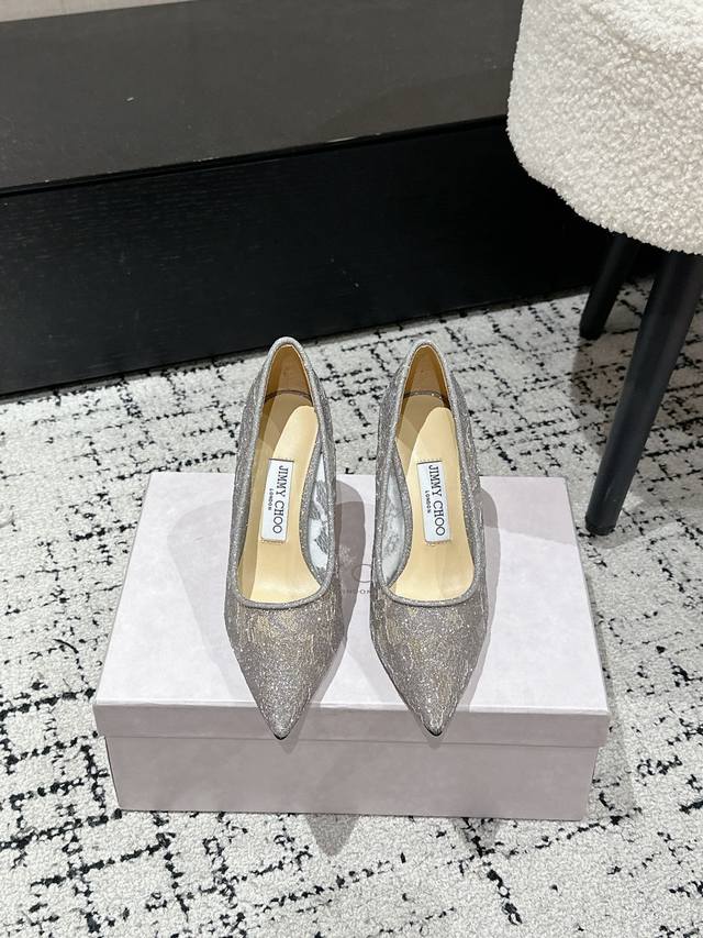 Jimmy Choo 最高品质 最新经典网纱 蕾丝 重工艺单鞋 同步专柜 主打精致 舒适度休闲 甜美 无解风都轻松满足 Blingbling 迎面扑来高贵典雅的