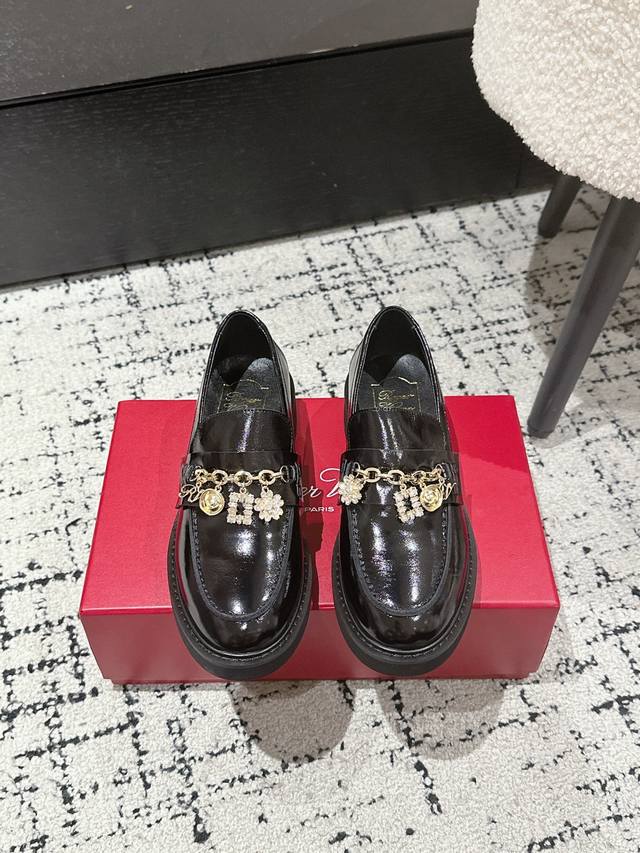 Roger Vivier 25Ss 春夏 Rv新款厚底乐福鞋都到现货了～带衬垫厚底踝靴帅气有型 锯齿形鞋底拥有强大的抓地力，确保步履稳健。 原装开边珠牛皮 高级
