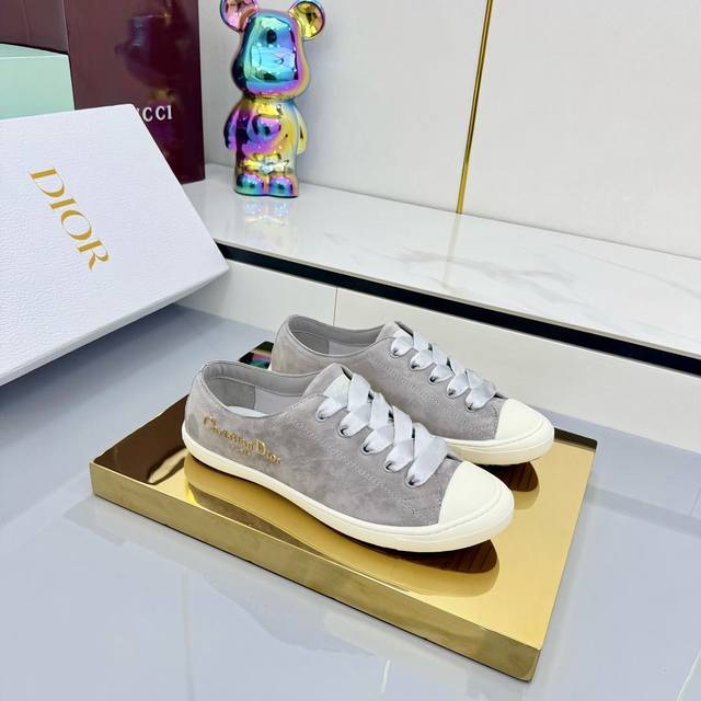 高版本.原版购入开发 重工型H Or 这款Dior Vibe迪奥厚底鞋融入 Dior 的经典元素风格低帮休闲厚底潮鞋板鞋单品 精心制作. 侧面饰以同色调 Cd