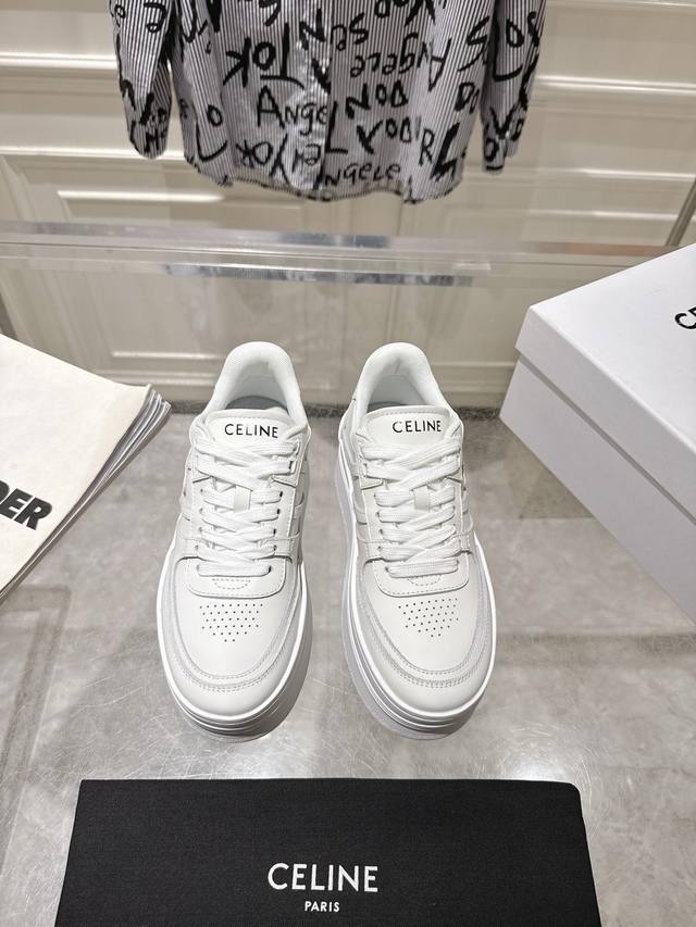 Celine 思琳 25春夏新品走秀款休闲鞋 Cny Block厚底运动鞋、这一季运动休闲鞋无论从楦型的轮廓隔板的拼接都让人耳目一新、前后品牌Logo相呼应、大