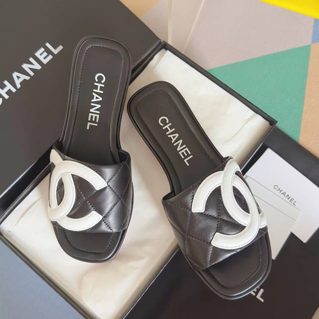 代购级：女款 Chanel香奈儿 中古康鹏 大C Logo坡跟 黑白熊猫配色 一字拖 凉鞋 原版购入开发 做货 小香 C家 专柜又一超级大爆款，网红博主小姐姐们