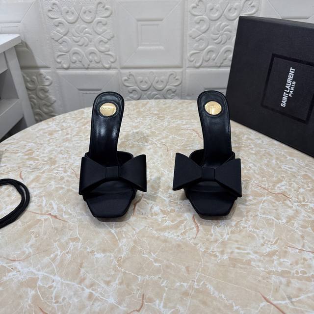 Ysl.顶级版本.高品质. 配置全套包装 2025新款 官网同步 1:1开模 花朵装饰 凉鞋 鞋面：真丝 内里：羊皮 跟高: 10.5Cm 大底：A级原版黑色真