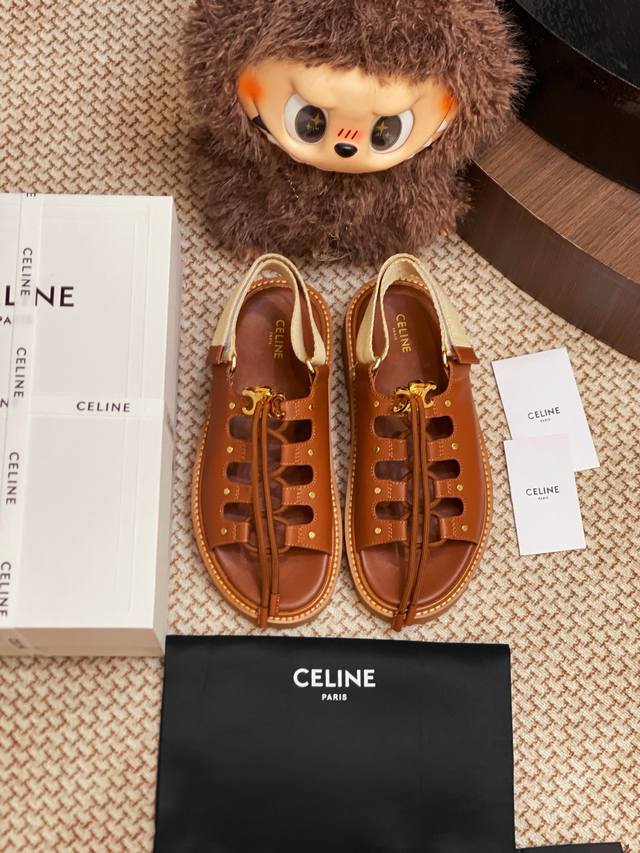 Celine 镂空凉鞋 整双鞋子采购Zp开发打造，全部定制材料，独家开模大底，细节全部对版出货，连包装也做到跟正品一样。码数:35-41