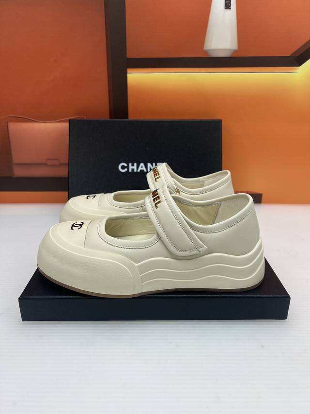 Chanel 25C 春夏玛丽珍新款休闲运动鞋 天花板顶级品质 这款靴子真的是小个子福星，厚底5Cma 更精致一点 ，显腿瘦，关键是上脚很舒服 鞋面：进口牛皮