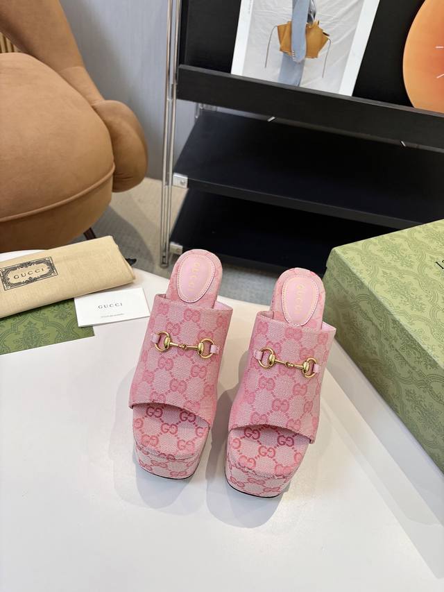 G家 古驰 专柜新品 防水台马衔扣 麻绳编织坡跟厚底台 拖鞋， 原版1：1复制 1面料：牛皮、原版布料 2原版1:1定制五金 3内里： 羊皮垫脚 4大底：真皮大