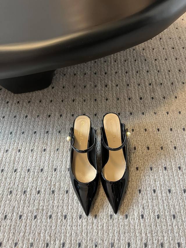 顶级版本 Dior 迪奥 25 春夏走秀尖头单鞋 Cd明星同款时尚尖头珍珠字母Logo五金扣高跟单鞋 市面顶级高端版本 材质:原版定制进口牛漆皮鞋面+水染羊皮内