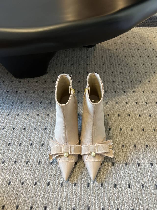 顶级版本 Dior 25 Ss Cd家蝴蝶结珍珠高跟短靴 被韩素汐种草的新款Dior超级好看 蝴蝶结左右不对称 好看的不得了 温柔的样子 Cd倾情呈献 Adio