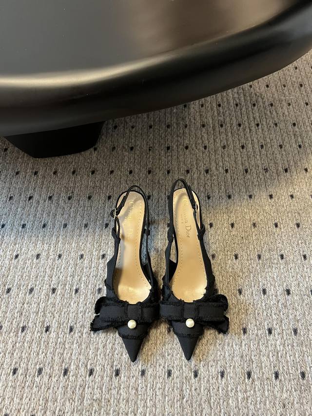 顶级版本 Dior 25 Ss Cd家蝴蝶结珍珠漏后跟单鞋 被韩素汐种草的新款Dior超级好看 蝴蝶结左右不对称 好看的不得了 温柔的样子 Cd倾情呈献 Adi