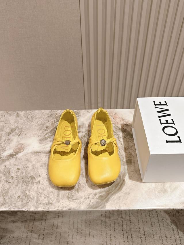 罗意威Loewe最新英伦风潮酷系列专柜同步新品 喜欢这种风格的小仙女必须要入手哦！鞋面采用进口开边珠牛皮，内里混种羊皮，原版软底！上脚非常舒适 大头的设计 Si