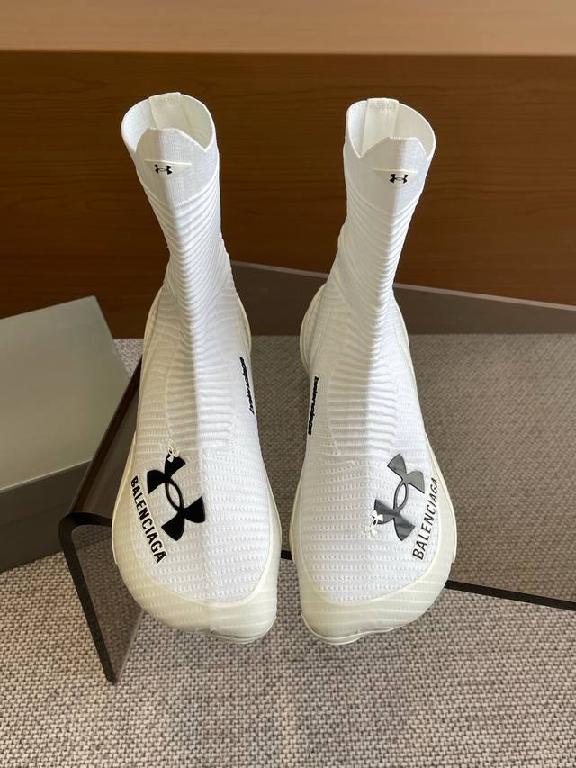 巴黎世家Balenciaga春夏秀款安德玛联名情侣款袜子鞋 Balenciaga和Under Armour胶囊系列是一个高端奢侈品牌与运动品牌的大胆合作 Bal