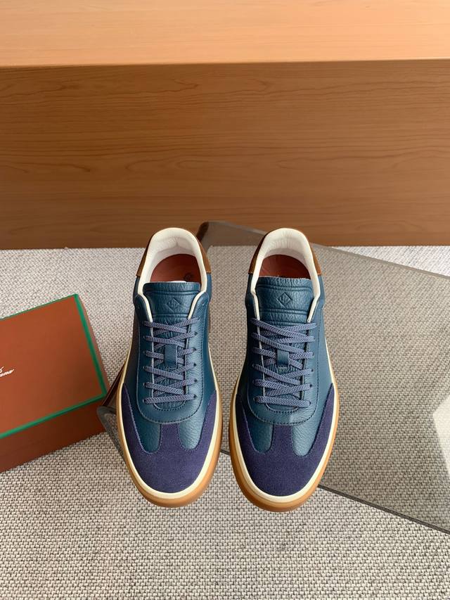Loro Piana 诺悠翩雅 德训鞋 休闲板鞋 情侣款 这款新款绒面革网球鞋采用超低帮设计，适合全年穿着。包边鞋底营造轻松迷人的色彩组合，将功能性与低调个性风