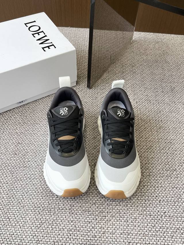Loewe X On Cioudtilt2.0跑鞋 情侣款 罗意威X On 昂跑全新合作系列 时尚，品牌与瑞士高性能运动品牌On携手打造的此系列作品专为城市与户