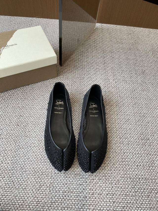 Cl X Maison Margiela 25Ss分趾平底单鞋 Maison Margiela 与 Christian Louboutin 推出首个联名鞋履系列