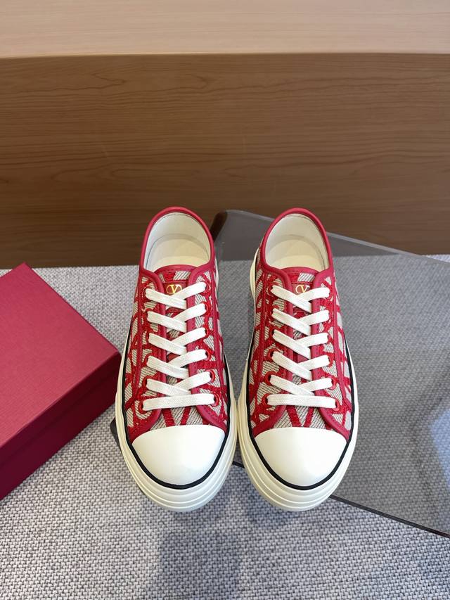 Valentino 华伦天奴25Ss春季新款 老花帆布 厚底增高 休闲鞋 经典的V字老花Logo手工刺绣，立体的绒面刺绣帆布光影之下即复古又不失个性，轻松打造元