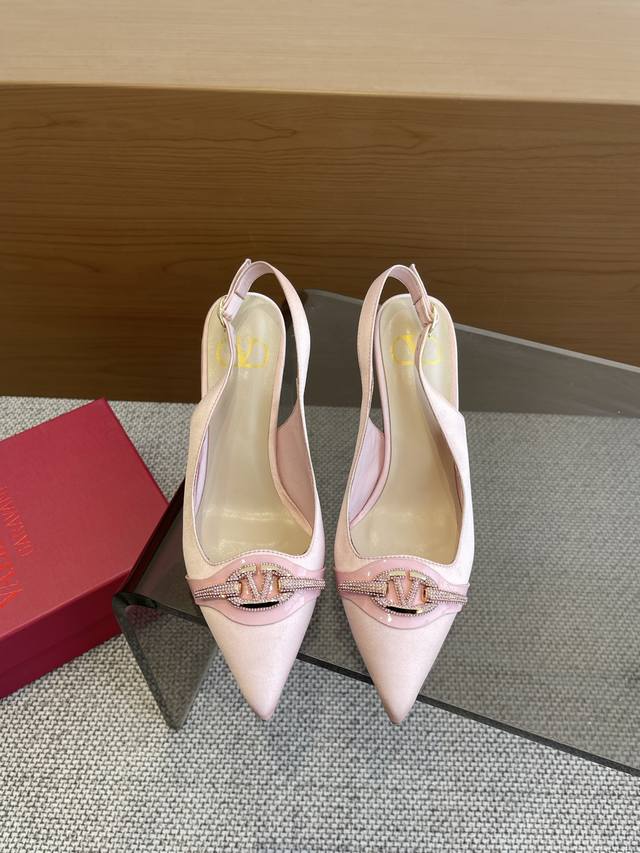 Valentino 华伦天奴 25Ss春夏新款 钻扣高跟鞋 原版开发1：1简直不要太好看了 打造小性感的同时又带有少女的小可爱 经典的V扣永不过时，V扣加上原版