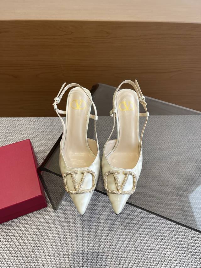 Valentino 华伦天奴 25Ss春夏新款 钻扣大V 高跟鞋 原版开发1：1简直不要太好看了 打造小性感的同时又带有少女的小可爱 经典的V扣永不过时，V扣加