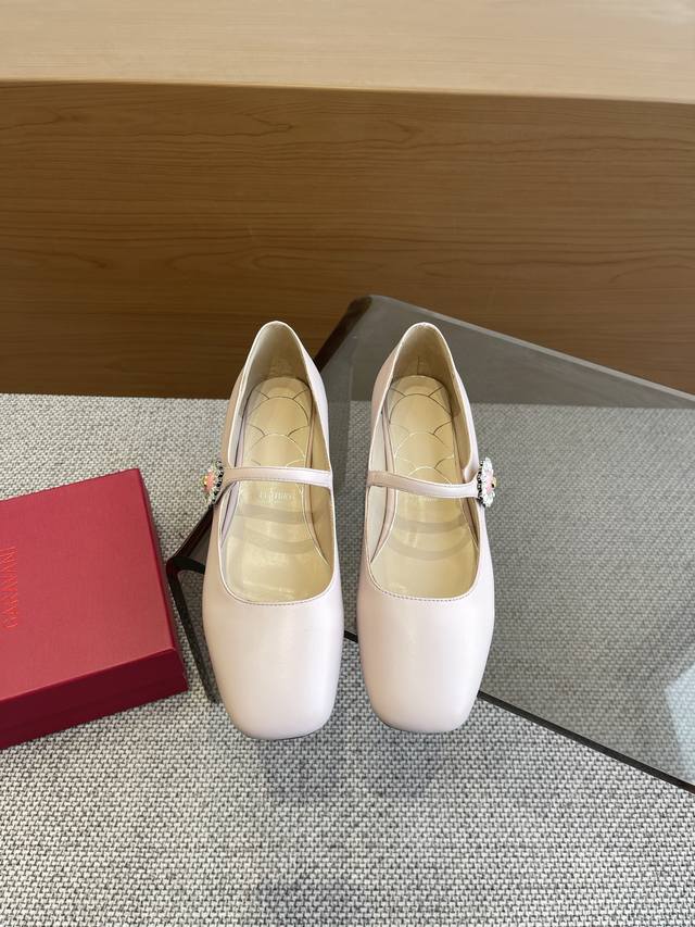 Valentino 华伦天奴 25Ss春夏新款 玛丽珍单鞋 独家私模开发，历经数月反复调试，品质不将就！质感超好，百搭好穿今年时尚搏主，网红标配，高级感满满上脚