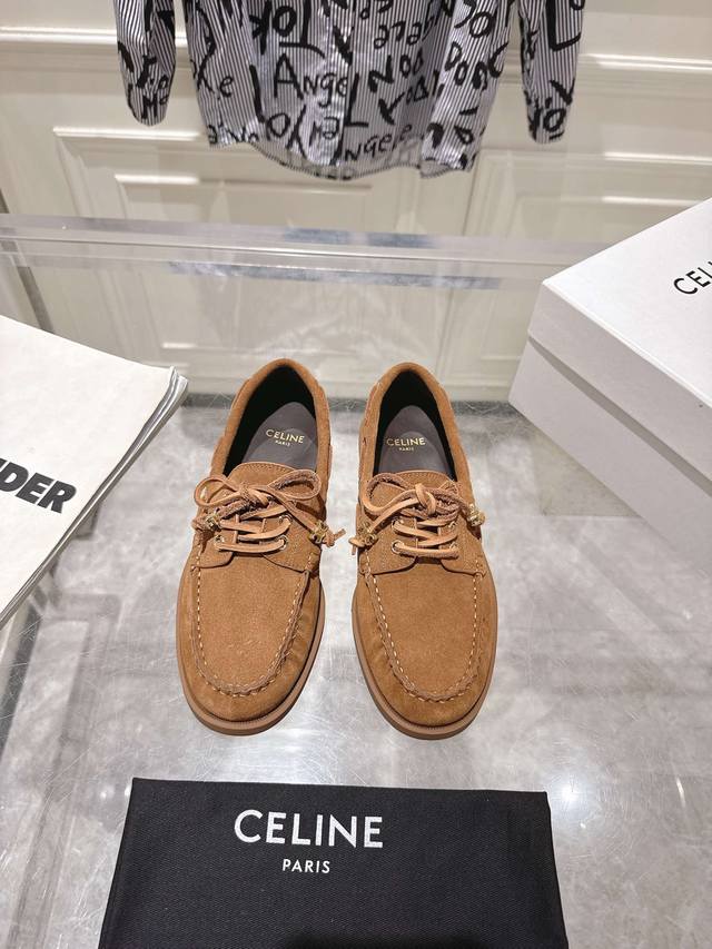 出厂 Celine 2025新款老钱风帆船鞋 Celine Bateau是灵感源自1930年代的经典鞋款，最初专为帆船运动设计。 该鞋款汇集船鞋的所有经典细节: